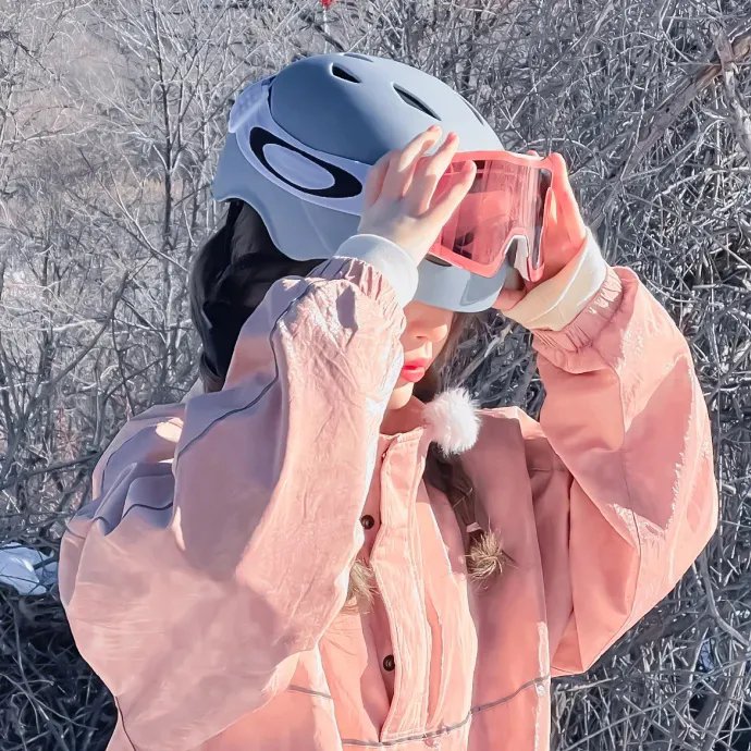 坐在酒吧里吃蛋糕 封面